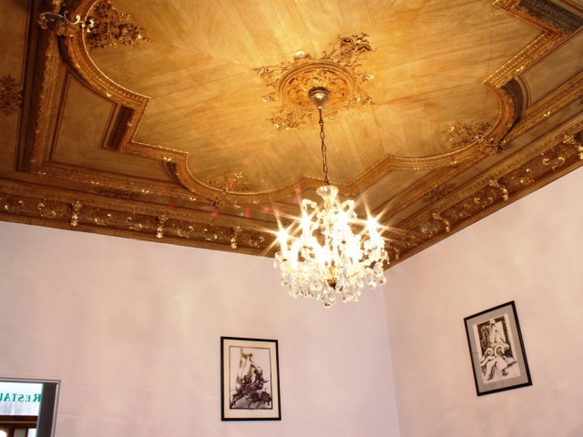 V pokojích kategorie A s balkónem a pokojích ve střední části hotelu se dochovala cenná štuková dekorace stropů zdobená zlatem.